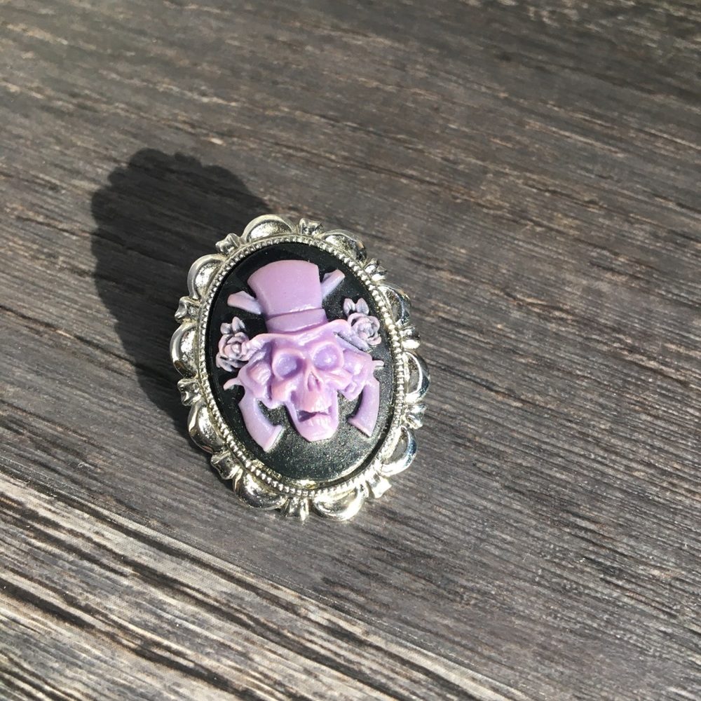 Skull and pistols brooch.